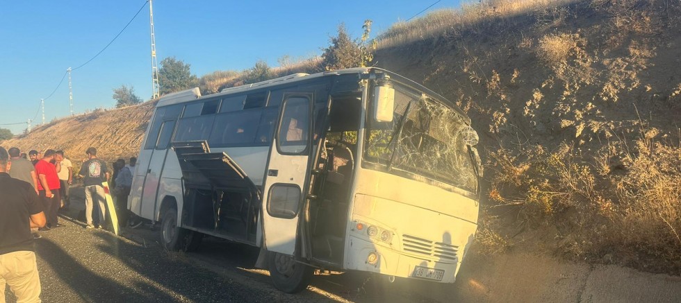 Keban'da fabrika işçilerini taşıyan midibüs kaza yaptı: 21 kişi yaralandı
