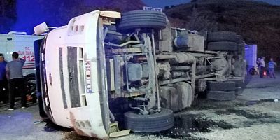 Keban'da virajı alamayan kamyon devrildi: 5 kişi yaralandı
